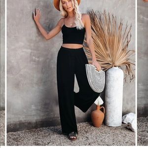 These are brand new brand Vici linen blend smocked pants.